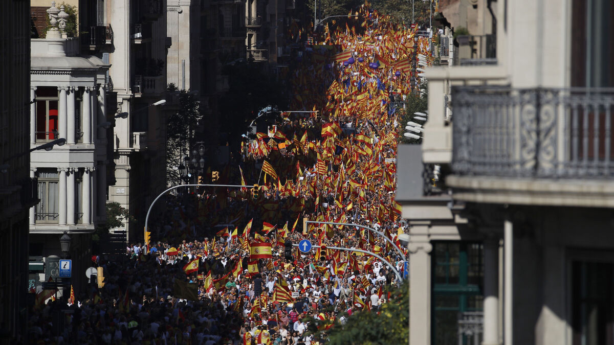 Miles de manifestantes con banderas españolas y catalanas