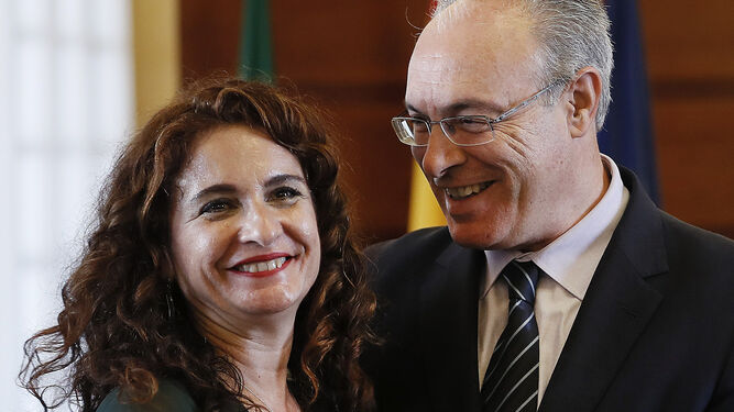 María Jesús Montero entrega a Juan Pablo Durán el proyecto de Presupuestos de la Junta para 2018.