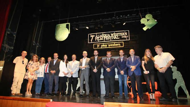El consejero de Cultura, Miguel Ángel Vázquez, con José Díaz, alcalde de Tabernas, Antonio Jesús Rodríguez, diputado de Cultura, y otras personalidades vinculadas al mundo del cine en Tabernas.