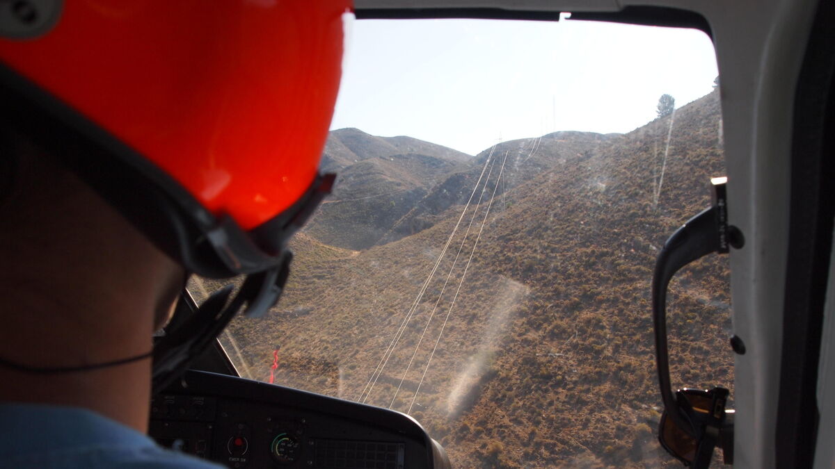 El piloto Adrián Horreo sobrevuela el cableado de la línea que discurre por la sierra de Gádor hacia Castala.