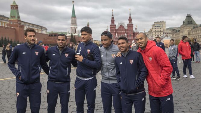 Franco Vázquez, Mercado, Correa, Muriel, Montoya y Pizarro posan en la Plaza Roja de Moscú, ante las torres y murallas del Kremlin.
