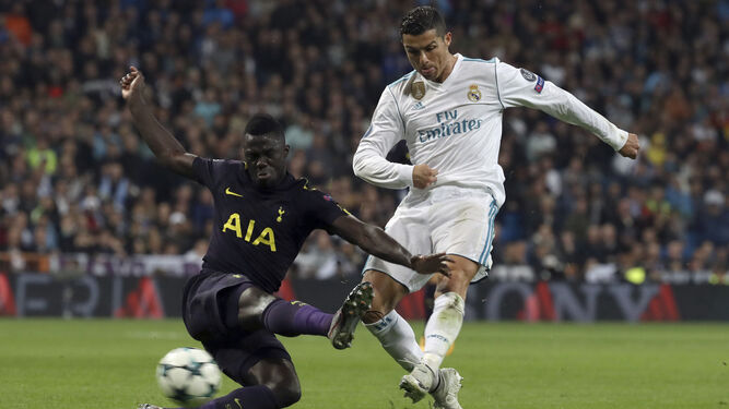 El defensa costamarfileño del Tottenham Aurier trata de despejar un disparo de Cristiano Ronaldo.