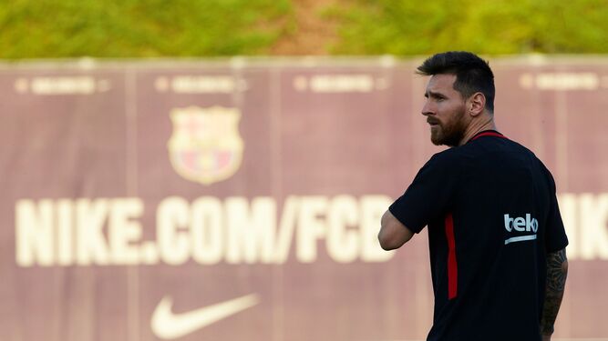 El argentino Lionel Messi salta al césped de la ciudad deportiva para entrenarse con el resto de sus compañeros.