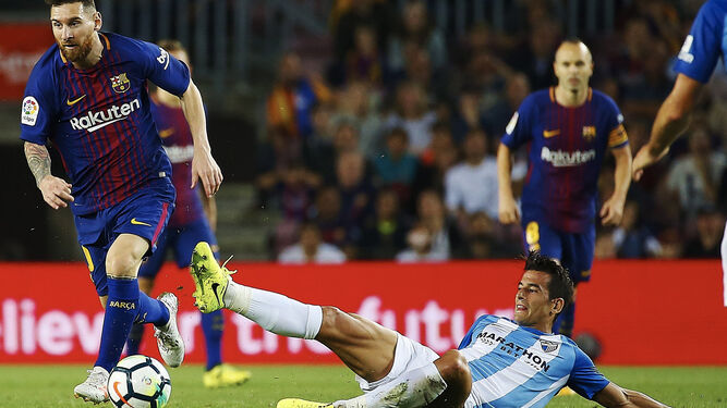 Leo Messi se escapa de Luis Hernández, durante el partido de la novena jornada disputado en el Camp Nou.