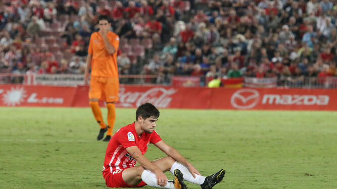 Tristeza en los jugadores del Almería tras el gol del Reus.