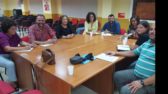 Algunos de los asistentes a la reunión en la sede del PSOE de El Ejido.