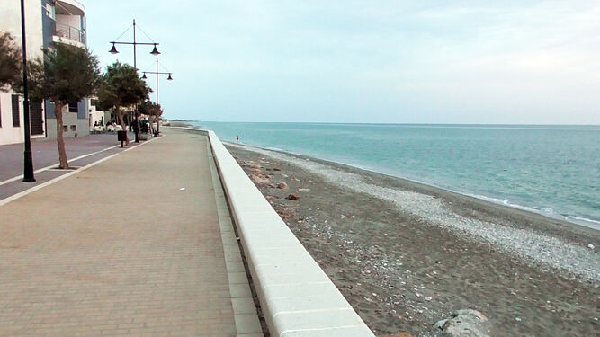 Imagen actual de uno de los puntos más estrechos de la playa de Balerma.