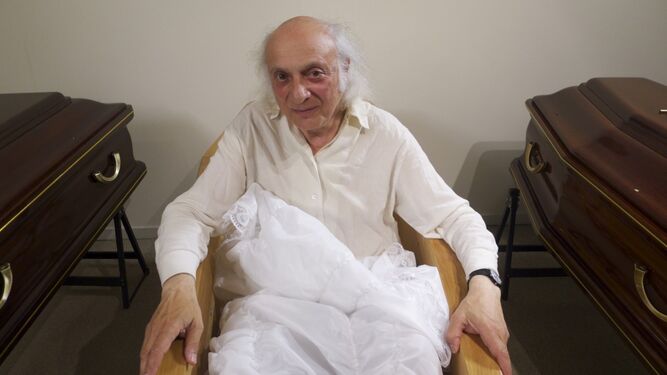 El cineasta belga Boris Lehman probando la comodidad de un ataúd en 'Funérailles'.