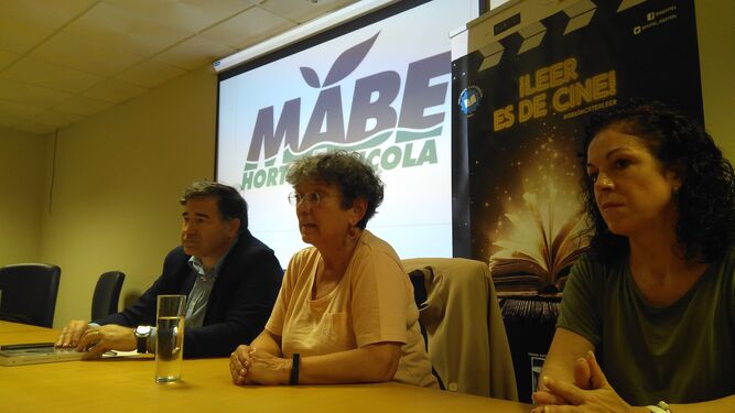 El proyecto 'Los libros, a las fábricas' lleva a Mabe a la autora Sol Carnicero