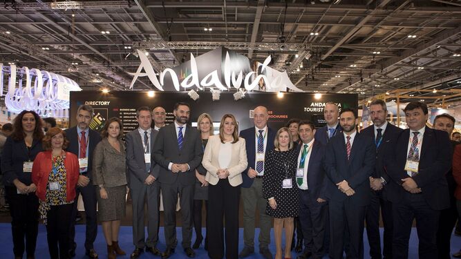 La presidenta de la Junta de Andalucía, Susana Díaz, junto al consejero de Turismo, Francisco Javier Fernández, y otras autoridades el pasado lunes en Londres.