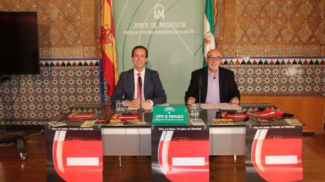 El delegado de Salud de la Junta en Almería, junto al presidente de la Asociación de Alcohólicos Rehabilitados (ARA).