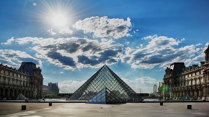 El Louvre de París es uno de los museos con visitas virtuales.