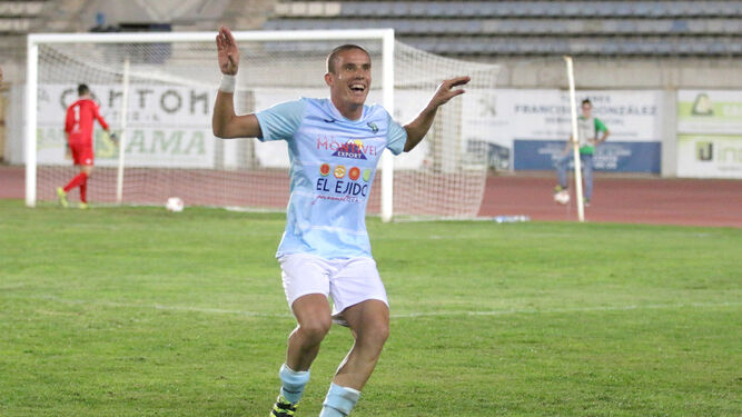 El mediocentro gaditano, Lolo González, celebrando uno de sus goles en Santo Domingo.
