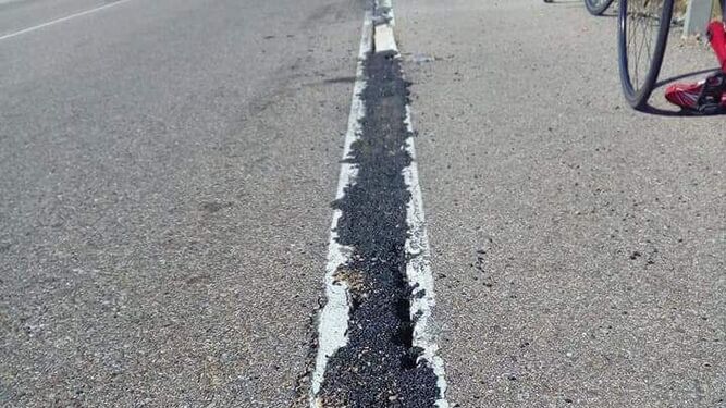 Parche de asfalto para tapar grietas en la A-477.