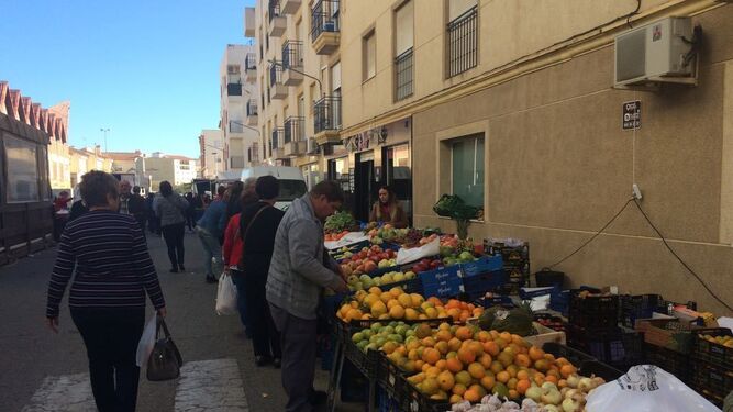 El mercado de frutas se ha vertebrado en cuatro calles con la nueva ubicación designada por el Ayuntamiento entre las calles Córdoba y Andalucía.