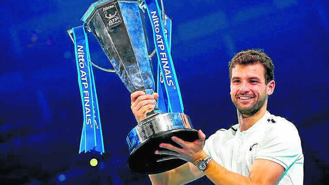 Dimitrov levanta el trofeo de campeón del Masters.