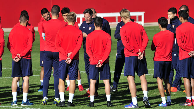 Eduardo Berizzo conversa con sus futbolistas en el entrenamiento de ayer.