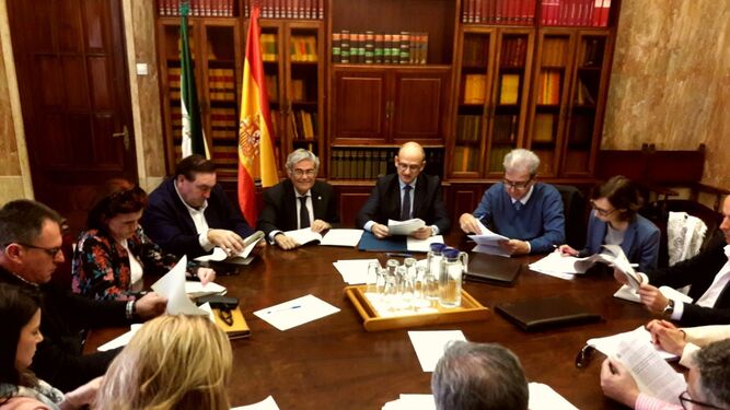 El director de la AICA, junto a García Lorca, se reunió con los agentes del sector agrícola ayer en Almería.