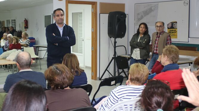 El concejal Juan José Segura desgrana la actuación en una reciente reunión en la que se topó con oposición vecinal.