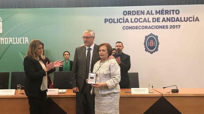La presidenta de la Junta entrega la medalla de oro a los padres de Balbín.