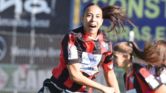 Anita Hernández celebra con alegría el gol número 500 de toda la historia de la Liga Iberdrola.