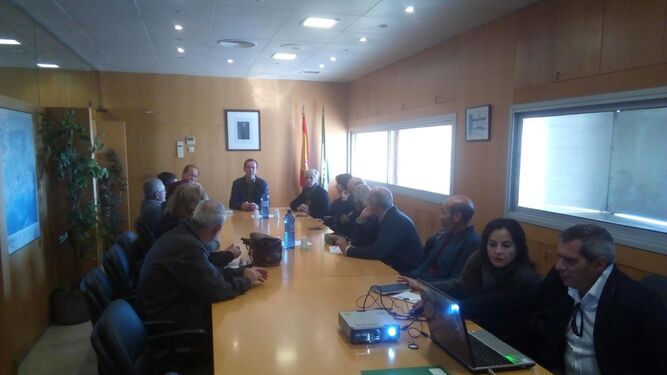 Reunión del delegado territorial de Salud, José María Martín, con representantes vecinales de Pescadería y La Chanca.