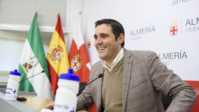 Juan José Alonso junto a las botellas que repartirá el Ayuntamiento.