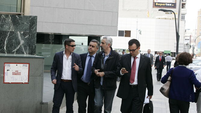 Foto de archivo de los responsables de Leitour Viajes junto a sus abogados.