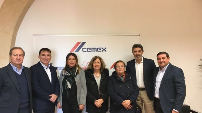 Representantes de Cemex y alcaldes de la comarca.