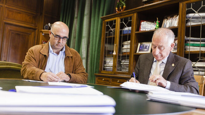 El presidente Gabriel Amat firmando la adjudicación del proyecto.