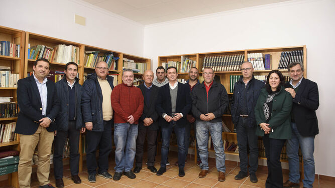 Foto de familia de los empresarios de Taberno, junto con su alcalde y miembros de la Diputación.