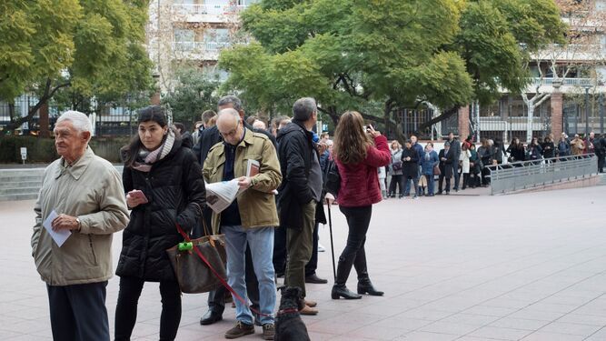 Colas para votar en una de las sedes electorales en Cataluña