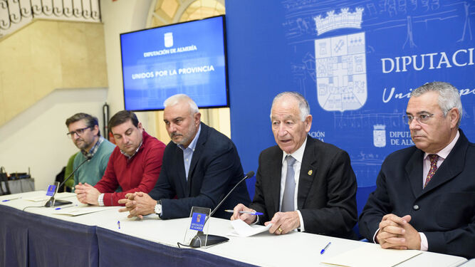 Gabriel Amat juntos con los alcaldes de los municipios en el Palacio Provincial.