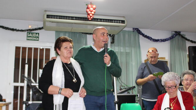 El alcalde, Domingo Fernández, haciendo entrega de la subvención a los mayores.