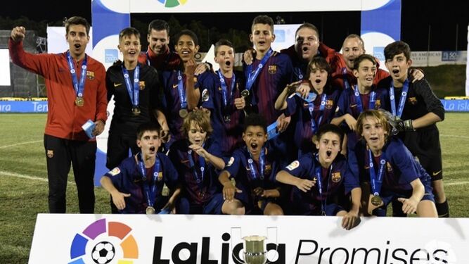 Foto de todos los jugadores del Barcelona, con Cristo abajo el segundo por la izquierda.