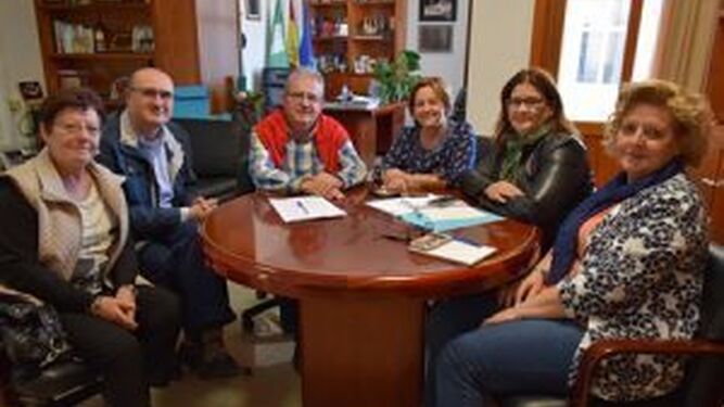 Representantes de Noesso y el Ayuntamiento en el despacho de Alcaldía.