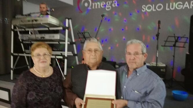Los mayores homenajean a José Domínguez en su comida anual