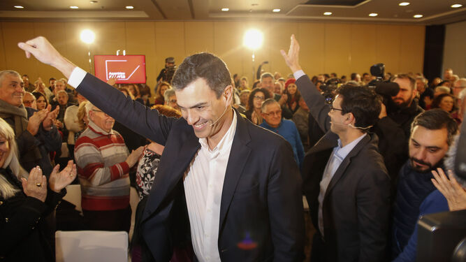 Pedro Sánchez saluda a los asistentes a la asamblea del PSOE, ayer en Granada.