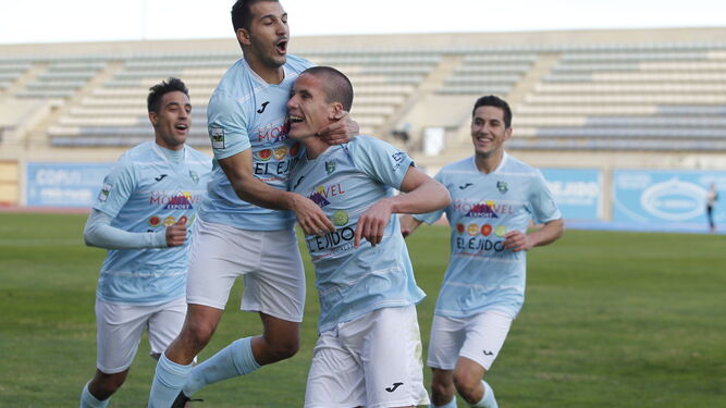 Lolo y Carralero, los máximo goleadores celestes, celebrando un tanto logrado ante el Jumilla.