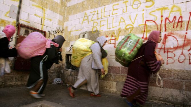 Varias mujeres porteadoras caminan en la frontera de Ceuta.