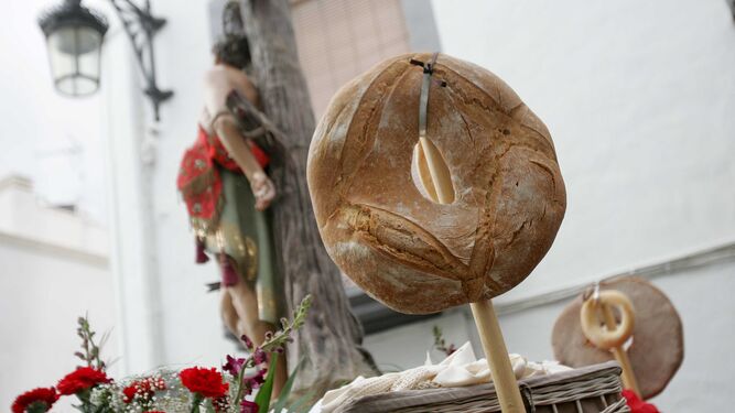 Los tradicionales roscos honran a San Sebastián en su talla.