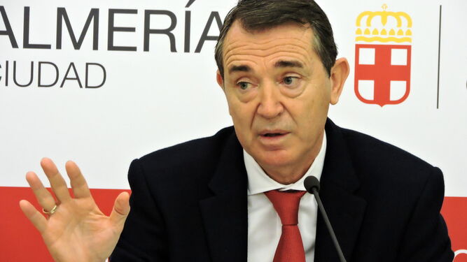 Juan Carlos Pérez Navas, portavoz municipal del PSOE, durante la rueda de prensa ofrecida ayer.