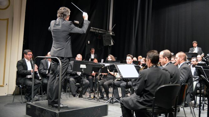 Ángel López Carreño dirigiendo ayer a la Banda Sinfónica Municipal.