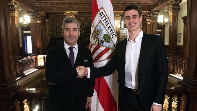 Josu Urrutia, presidente del Athletic, posa con Kepa en las oficinas del club.