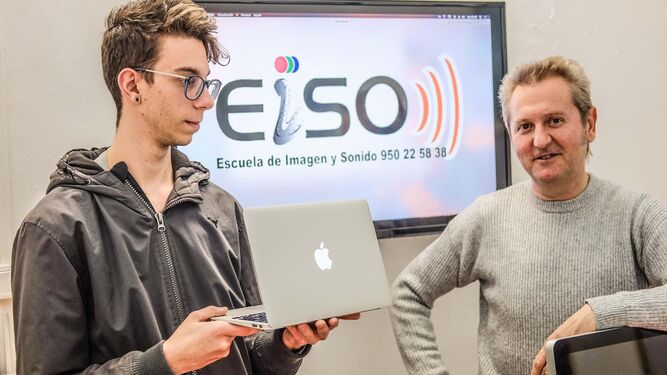 Luis Serrano, director de la EISO entregando un ordenador a un alumno.
