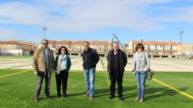 El alcalde ha visitado el cmapo de fútbol para conocer el estado de las obras.