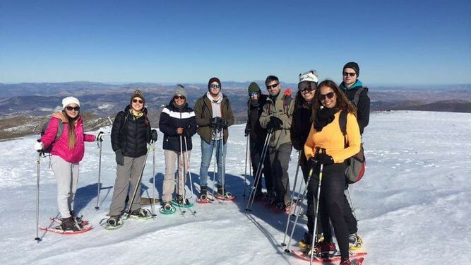 Los participantes en la ascensión con raquetas de nieve al Pico Veleta disfrutaron de una jornada de buen tiempo