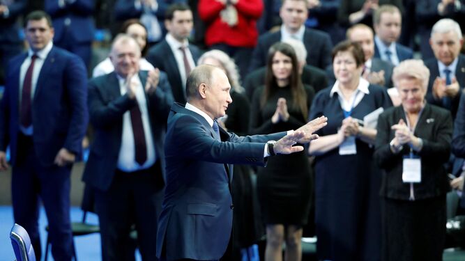 El presidente ruso, Vladimir Putin, a su llegada ayer a una reunión con los miembros de su campaña electoral en Moscú.