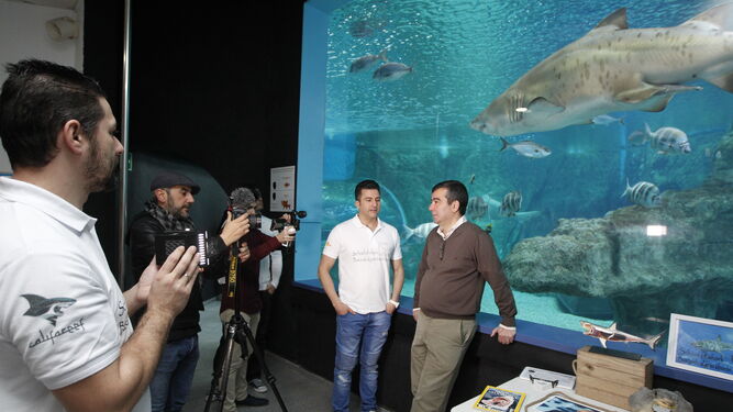 Enrique Fernández, director del acuario, con el equipo de grabación antes del rodaje