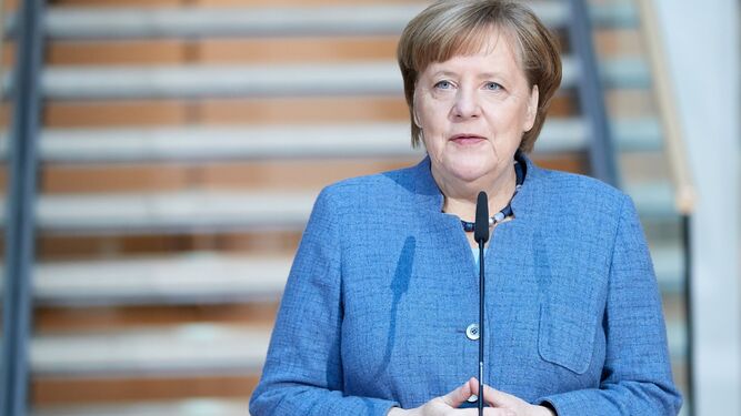 Merkel se dirige a los medios antes del comienzo de las negociaciones, ayer en Berlín.